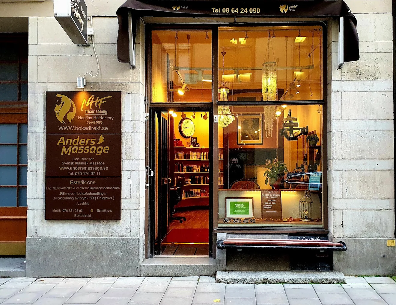 Entrén på Bondegatan 1A med skylten för Anders Massage bredvid dörren till Hairfactory.